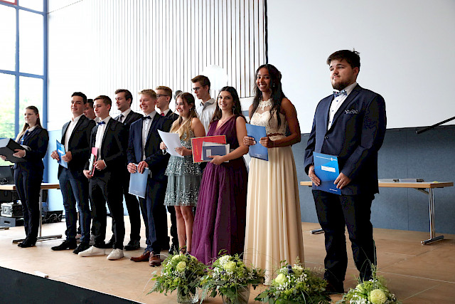 abiball_2021_preistraegerinnen.jpg