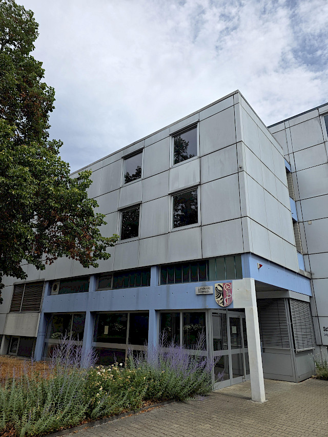 Das alte Wohnheim soll bald für den Neubau weichen